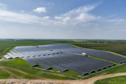 große Photovoltaik-Freiflächenanlage unter blauem Himmel