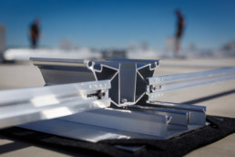 Nachaufnahme eines Verbindungsteils einer Unterkonstruktion von Photovoltaikanlagen auf einem Flachdach