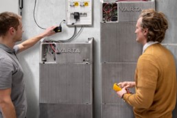 zwei Männer vor technischen Geräten