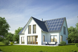 Haus mit Solaranlage auf dem Dach
