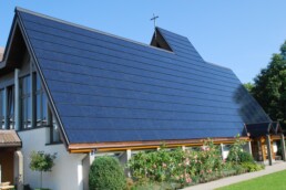 Großes Schrägdach eines Einfamilienhauses mit integrierter Photovoltaikanlage