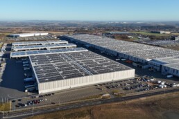 Dachanlage einer Hallo mit PV Anlage